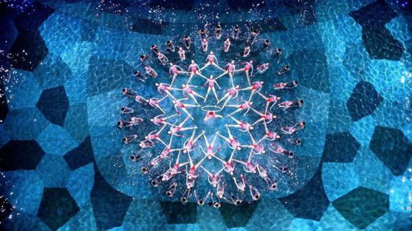 2019年央视春晚,湖北省体育局花样游泳队和林志玲联袂表演《绽放》 2019年央视春晚,湖北省体育局花样游泳队和林志玲联袂表演《绽放》